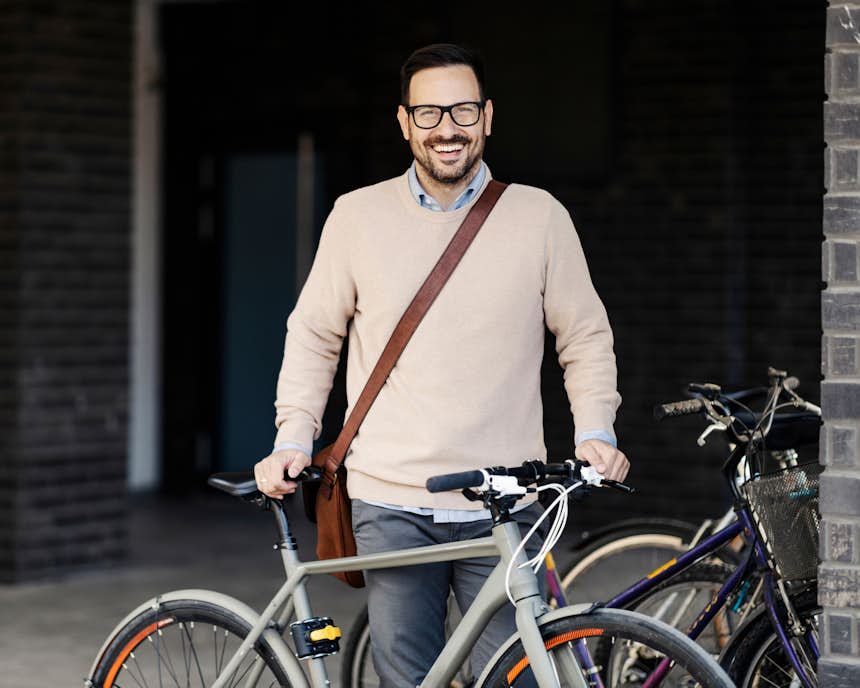 Mand med sin nye cykel, betalt med delbetaling via XpresPay
